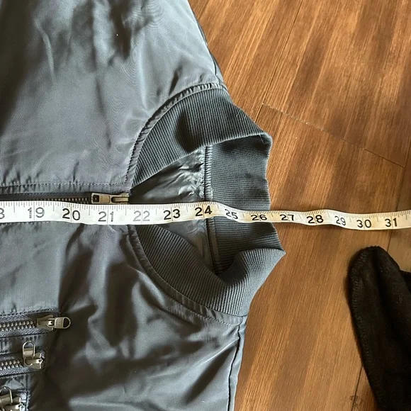 ALO Yoga Squad Jacket (Grey)
Bomber jacket
Fits like a medium - Picture 7 of 9